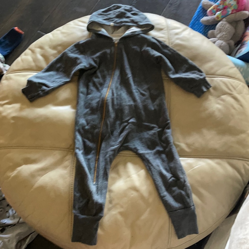 Mini mioche play suit! Gold zipper accent. Canadian brand. Good condition.